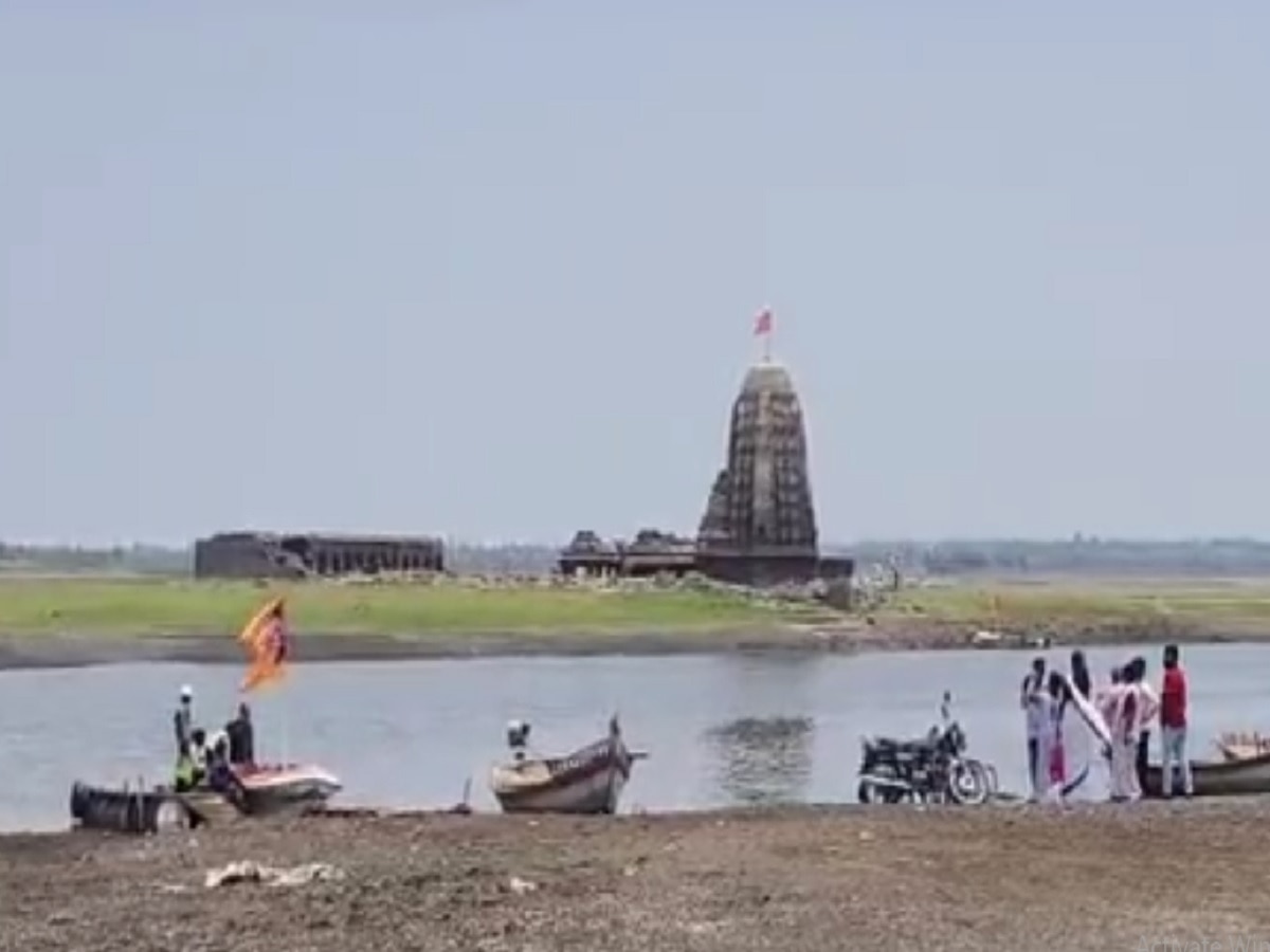 पाणी आटल्याने दिसू लागले उजनी धरणात बुडालेले प्राचीन पळसनाथाचे मंदिर;  दुष्काळाचे भयान वास्तव!   title=