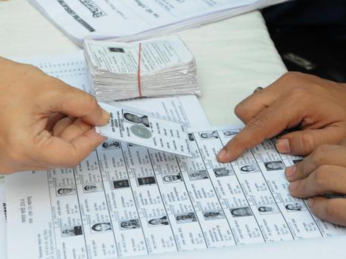 Loksabha Election : काहींची नावं गायब, तर काहींचा अपंग म्हणून उल्लेख; मतदार यादीतील घोळ संपता संपेना title=