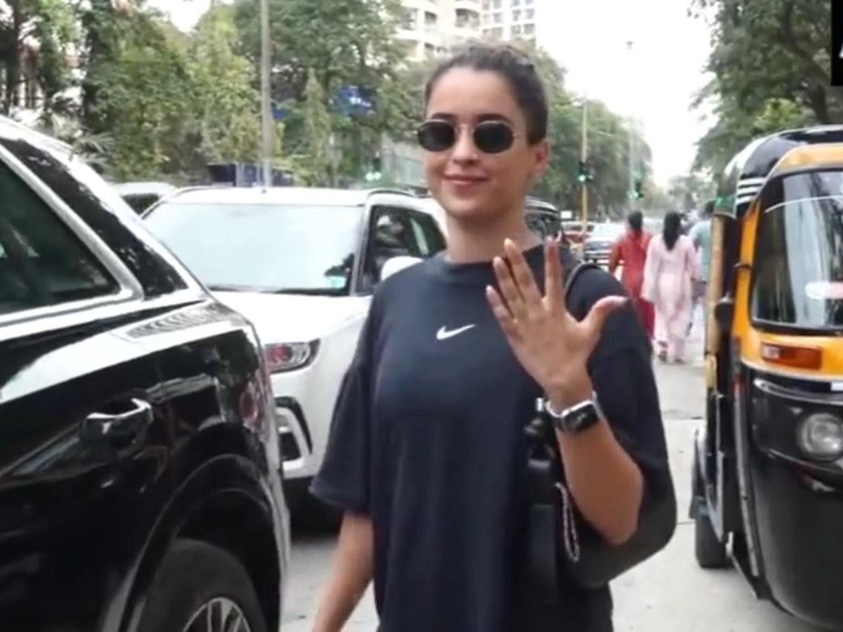 Loksabha Elections 2024 Akshay Kumar Janhvi Kapoor gaurav more many celebrity cast their votes in Phase 5