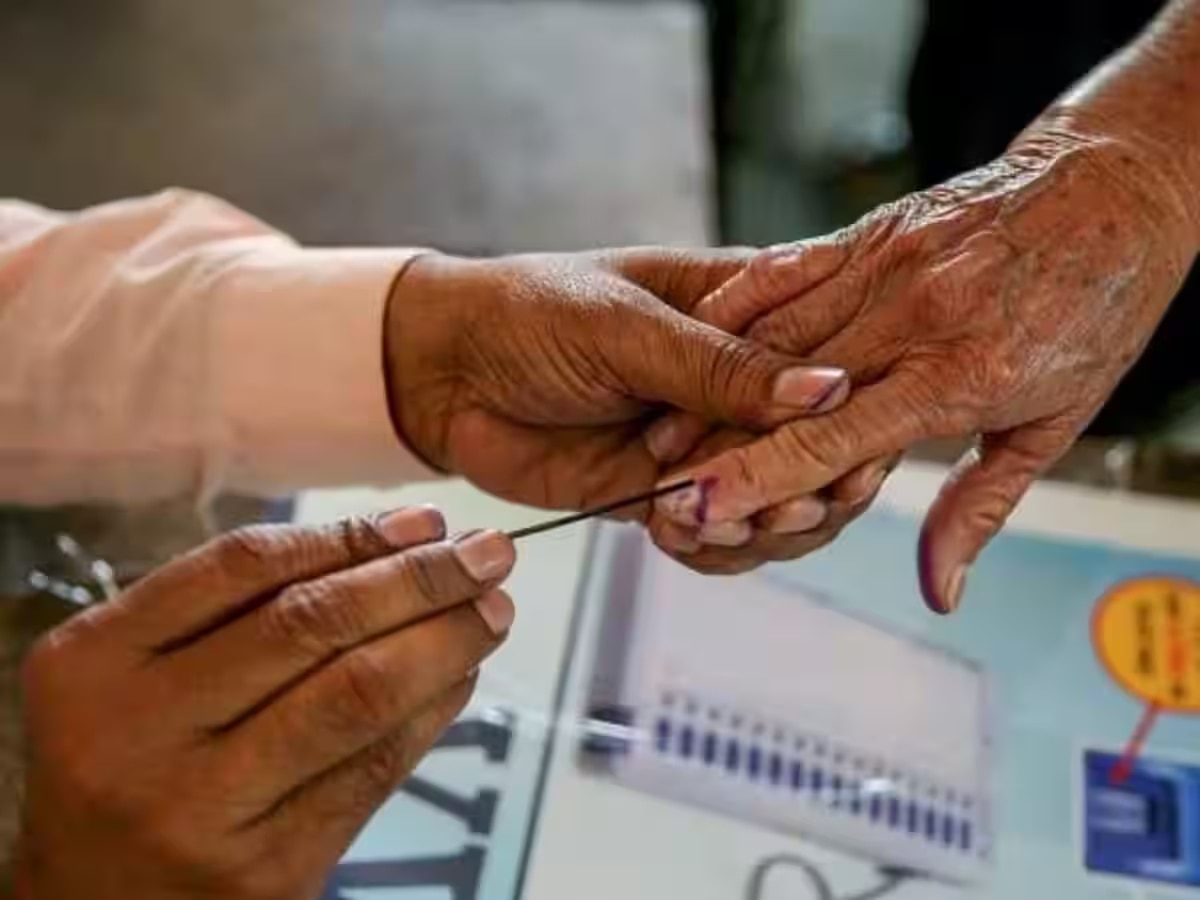 Loksabha Elections 2024 Akshay Kumar Janhvi Kapoor gaurav more many celebrity cast their votes in Phase 5