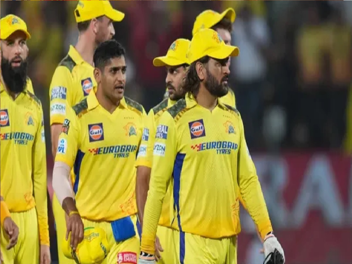 एमएस धोनी असं का वागला? RCB च्या खेळाडूंबरोबर हात न मिळवताच निघून गेला... Video व्हायरल एमएस धोनी असं का वागला? RCB च्या खेळाडूंबरोबर हात न मिळवताच निघून गेला... Video व्हायरल