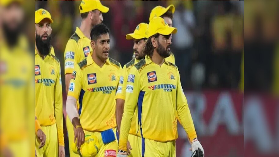 एमएस धोनी असं का वागला? RCB च्या खेळाडूंबरोबर हात न मिळवताच निघून गेला... Video व्हायरल