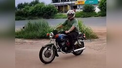 MS Dhoni : चेन्नईच्या पराभवानंतर धोनी करतोय काय? रांचीच्या रस्त्यावर थालाची 'बाईक राईड', Video व्हायरल