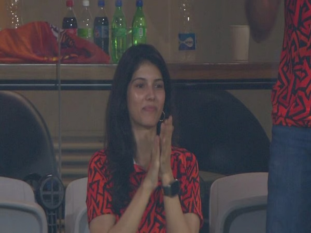 Video : हैदराबादनं IPL च्या Final मध्ये धडक मारताच काव्या मारननं आनंदाच्या भरात मारलेली ती मिठी भारी चर्चेत... title=