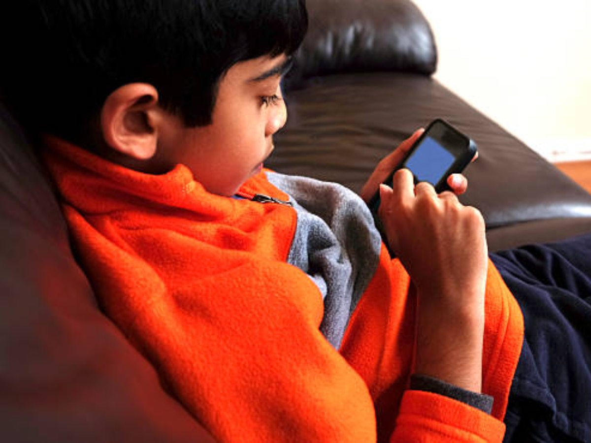 Parenting Tips : मुलं सतत मोबाईलमध्ये असतात गुंग? त्यांना बिझी ठेवण्याचे 5 उत्तम पर्याय title=
