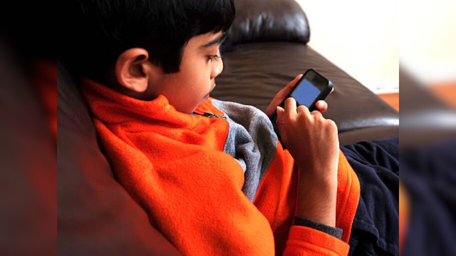 Parenting Tips : मुलं सतत मोबाईलमध्ये असतात गुंग? त्यांना बिझी ठेवण्याचे 5 उत्तम पर्याय