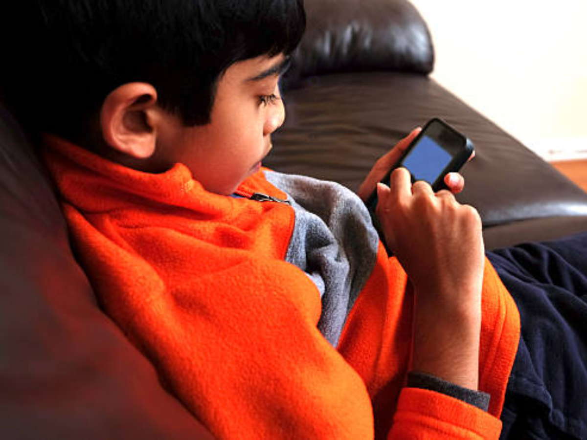 Parenting Tips : मुलं सतत मोबाईलमध्ये असतात गुंग? त्यांना बिझी ठेवण्याचे 5 उत्तम पर्याय Parenting Tips : मुलं सतत मोबाईलमध्ये असतात गुंग? त्यांना बिझी ठेवण्याचे 5 उत्तम पर्याय