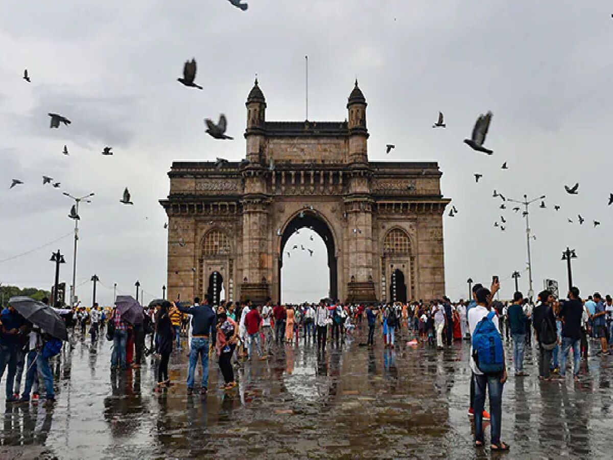 Maharashtra Weather: मुंबईत पुढचे 4 दिवस राहणार ढगाळ वातावरण; उपनगरांमध्ये हलक्या सरींचा अंदाज title=