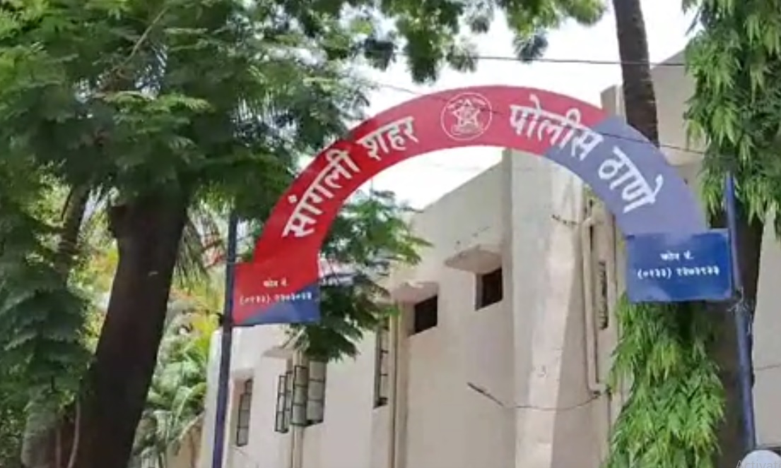 धक्कादायक! महाराष्ट्रातील महिलेचा कर्नाटकात मृत्यू; नातेवाईकांची सांगलीत मृतदेह घेऊन भटकंती धक्कादायक! महाराष्ट्रातील महिलेचा कर्नाटकात मृत्यू; नातेवाईकांची सांगलीत मृतदेह घेऊन भटकंती