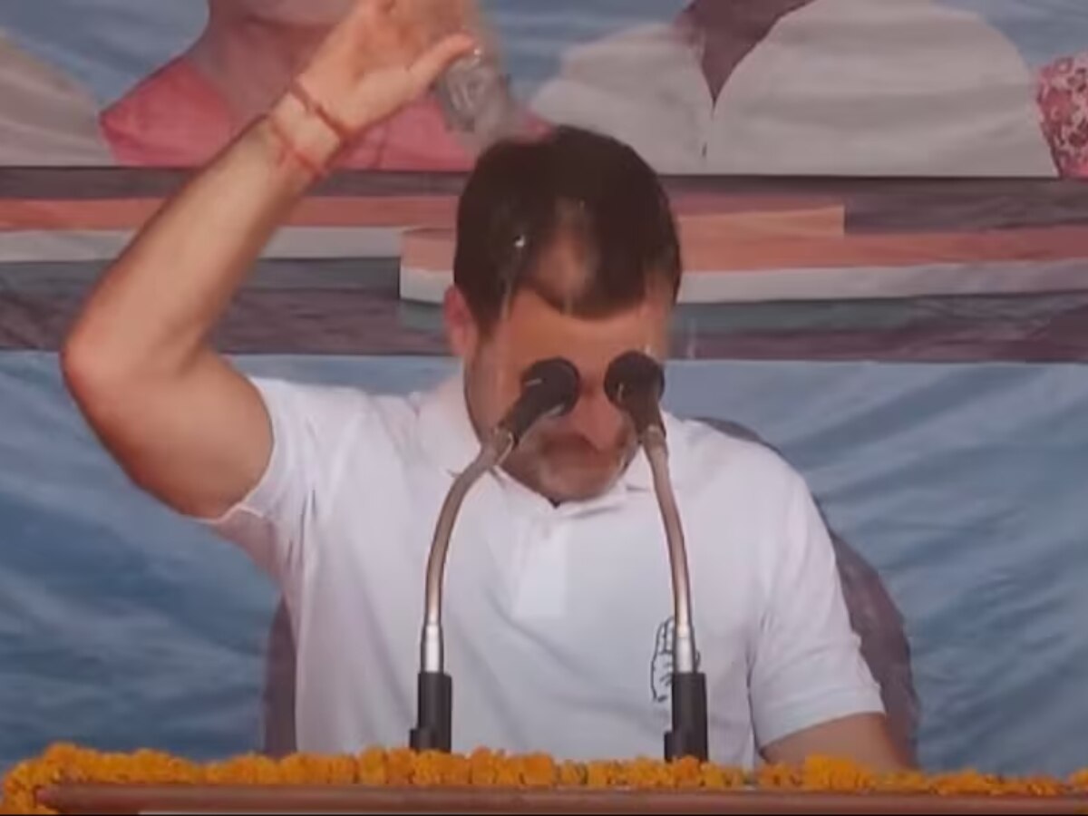 हाय गर्मी! Rahul Gandhi यांनी भर सभेत डोक्यावर ओतली पाण्याची बॉटल, पाहा Video title=