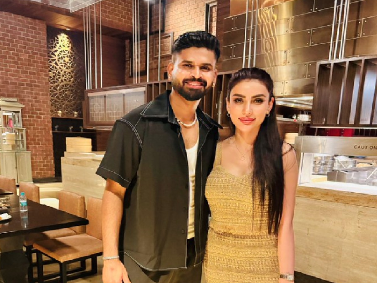 Who is She mystery girl seen with Shreyas Iyer The photo is going viral ...