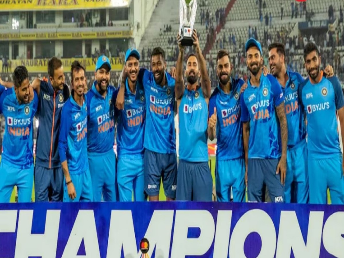 टी20 वर्ल्ड कपसाठी अमेरिकेत पोहोचलेल्या टीम इंडियाला मोठा धक्का, 'या' दिग्गज खेळाडूची अचानक निवृत्ती title=