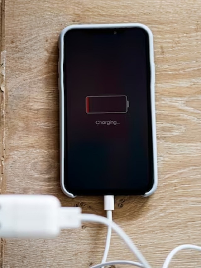 स्मार्टफोनची बॅटरी 80 टक्क्यांपेक्षा जास्त चार्ज करू नका, नाही तर...