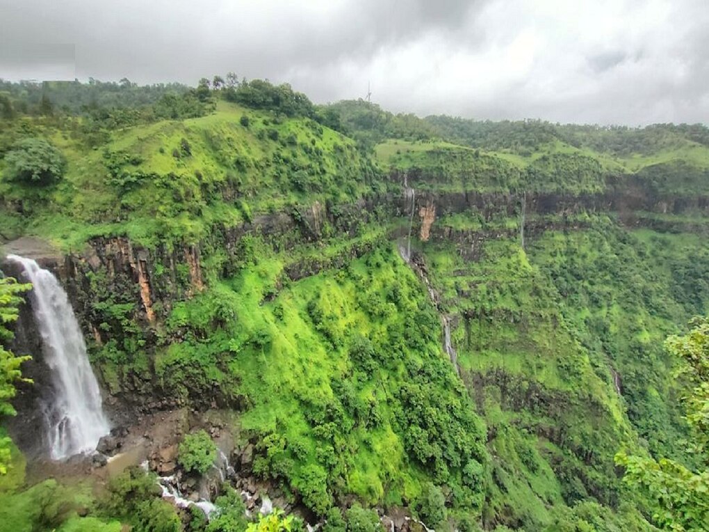 हे भारीय! पावसाच्या हजेरीनं बहरला मेळघाट; वळणांची वाट आणि दाट धुकं…