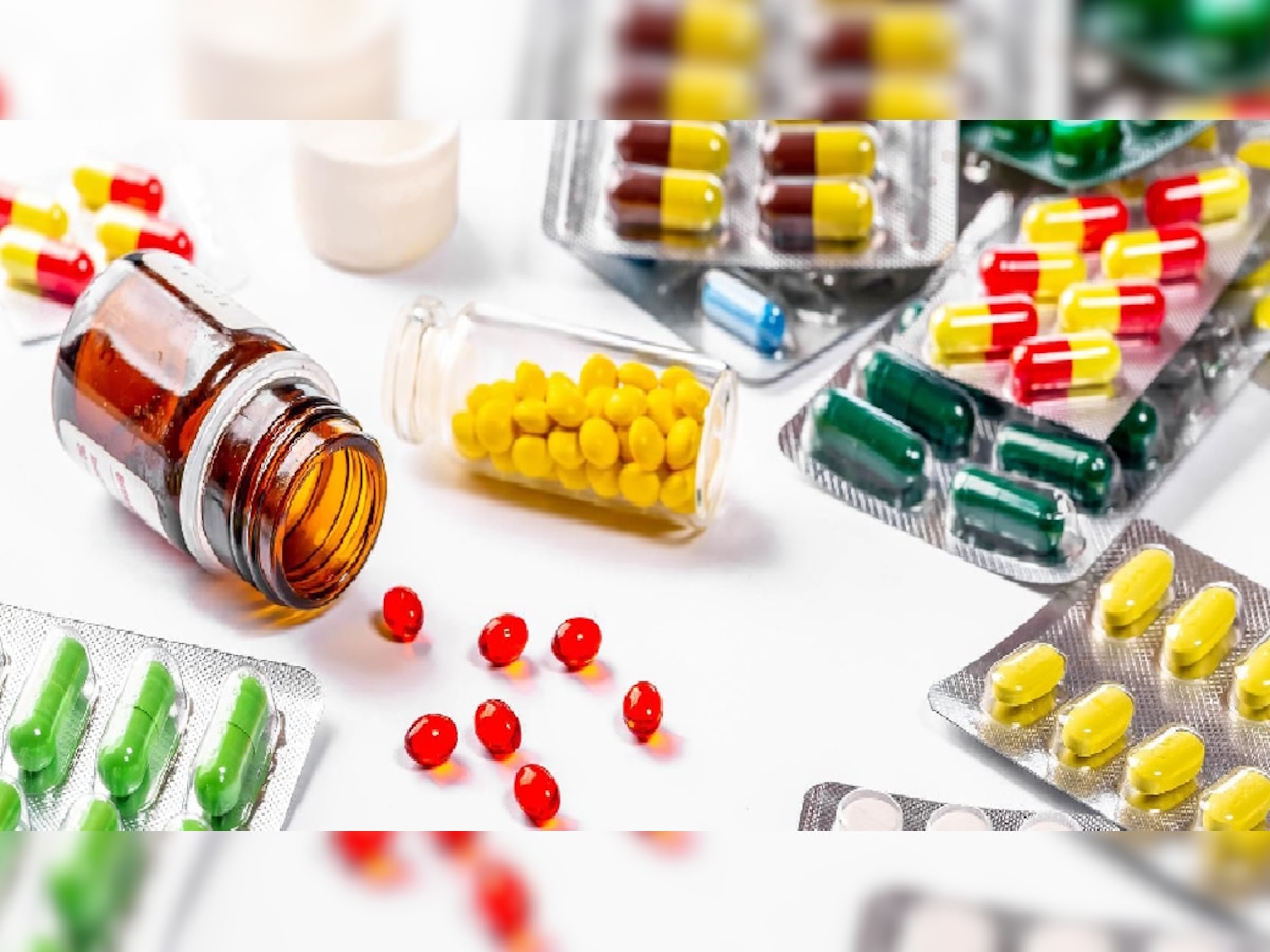 Essential Medicine: सरकारचा मोठा निर्णय; आजपासून दैनंदिन वापरल्या जाणाऱ्या 54 औषधांच्या किमती होणार कमी title=