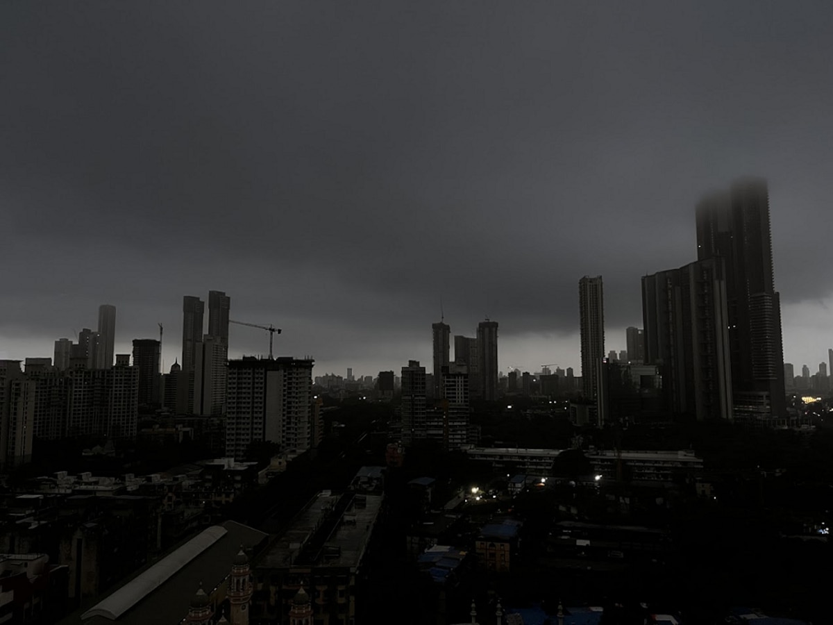 Maharashtra Weather Updates : दिवसाही रात्रीचा आभास...; मुंबईसह कोकणात काळ्या ढगांची दाटी, मुसळधार पावसाचा इशारा  title=