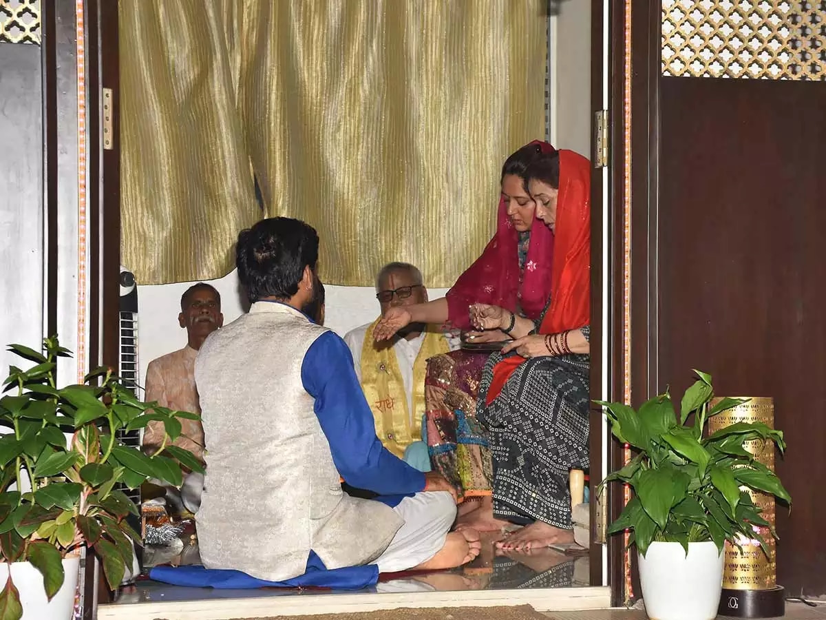 Sonakshi Sinha weds Zaheer Iqbal First Photo Entertainment Marathi News