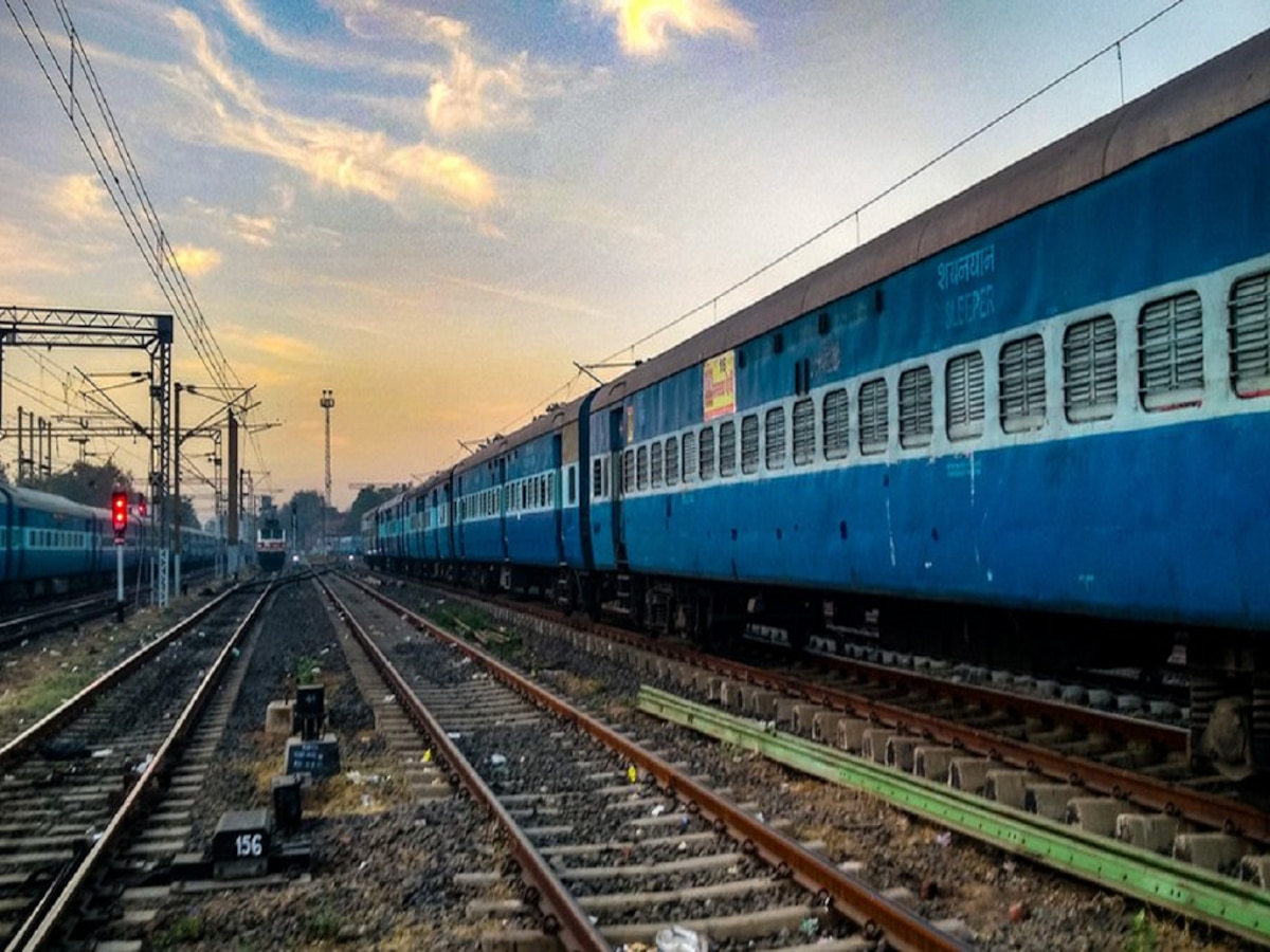 ऑनलाईन रेल्वे तिकीट बुकिंग करणाऱ्यांसाठी IRCTC च्या महत्त्वाच्या सूचना; लक्षपूर्वक वाचा प्रत्येक शब्द  title=