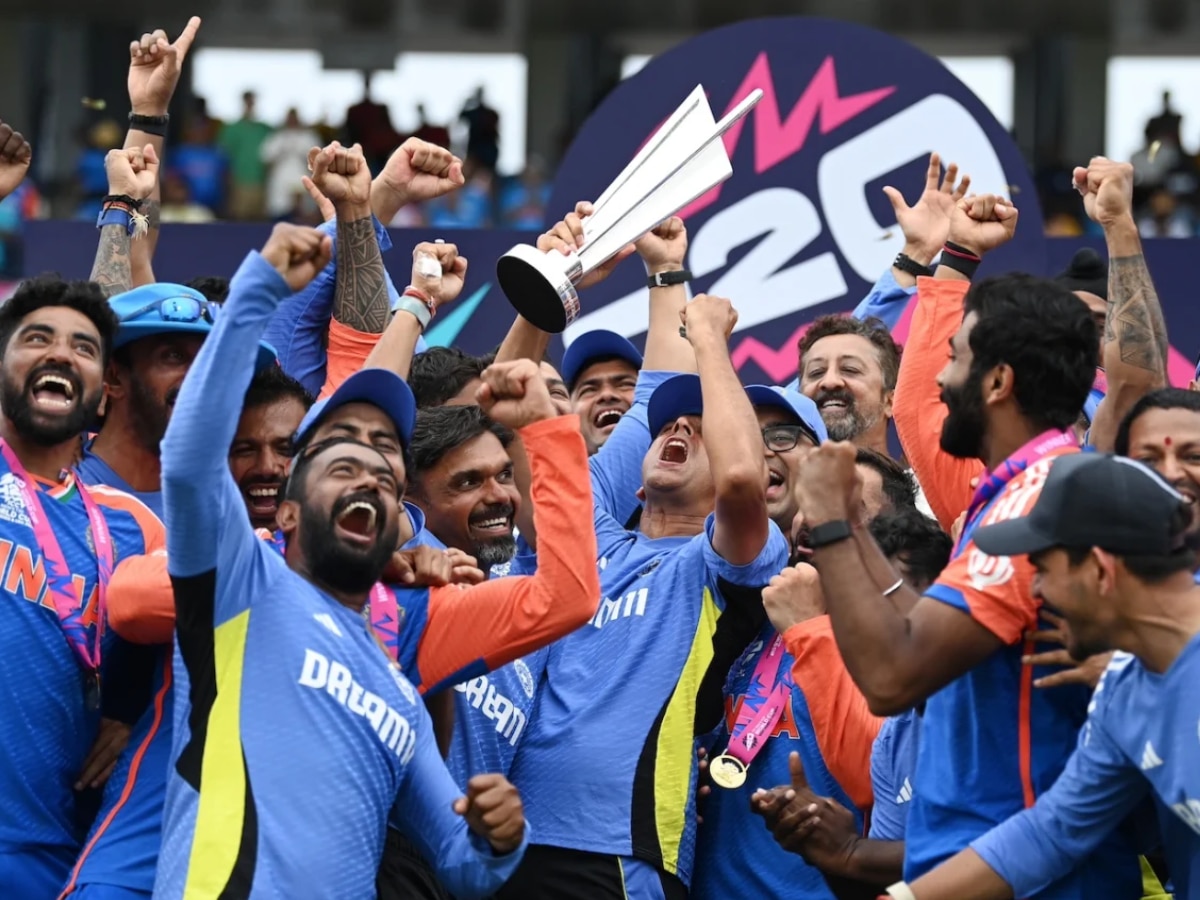 टीम इंडियाने 17 वर्षांनंतर उचलला टी-20 विश्वचषक, हेड कोच राहुल द्रविडचं खास सेलिब्रेशन; पाहा Video title=