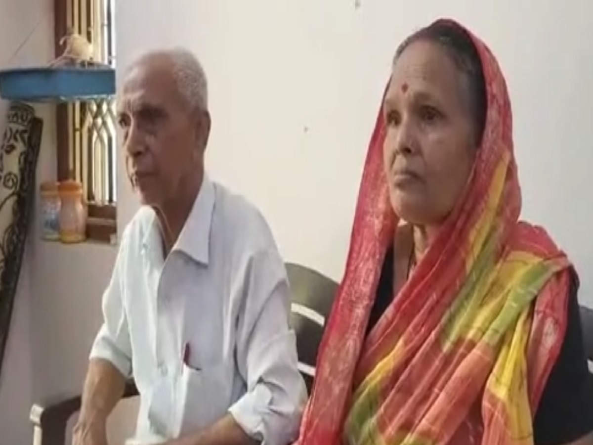 आधार, पॅन, व्होटर आयडी सगळं काही असूनही भारतीय नाही; निवृत्तीनंतर शिक्षकाला समजलं धक्कादायक सत्य आधार, पॅन, व्होटर आयडी सगळं काही असूनही भारतीय नाही; निवृत्तीनंतर शिक्षकाला समजलं धक्कादायक सत्य