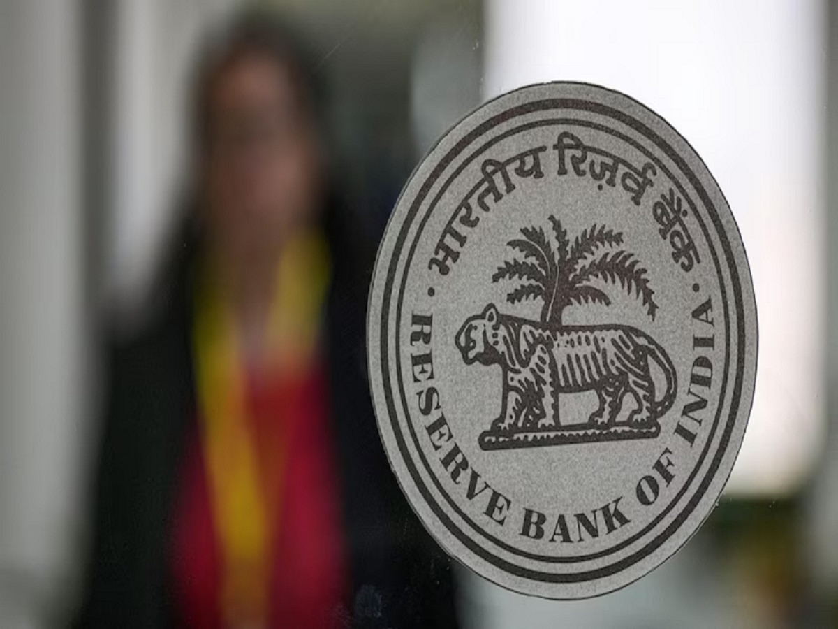 RBI च्या निर्देशांनंतर 'या' बँकेला रातोरात टाळं; खातेधारकांचे पैसे बुडाले? title=