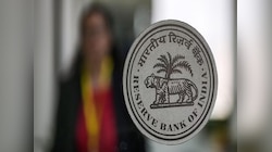 RBI च्या निर्देशांनंतर 'या' बँकेला रातोरात टाळं; खातेधारकांचे पैसे बुडाले?