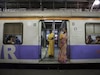 ट्रेनमध्ये एकट्याने प्रवास करणाऱ्या महिलांना असतात हे अधिकार, रेल्वेचे नियम तुम्हाला माहितीयत का?