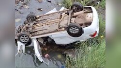पुलाचा कठडा तोडून कार थेट नदीत कोसळली, एक ठार; नाशिकच्या अपघाताची भयावह दृश्य