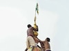ध्वज वाऱ्याच्या विरुद्ध दिशेने