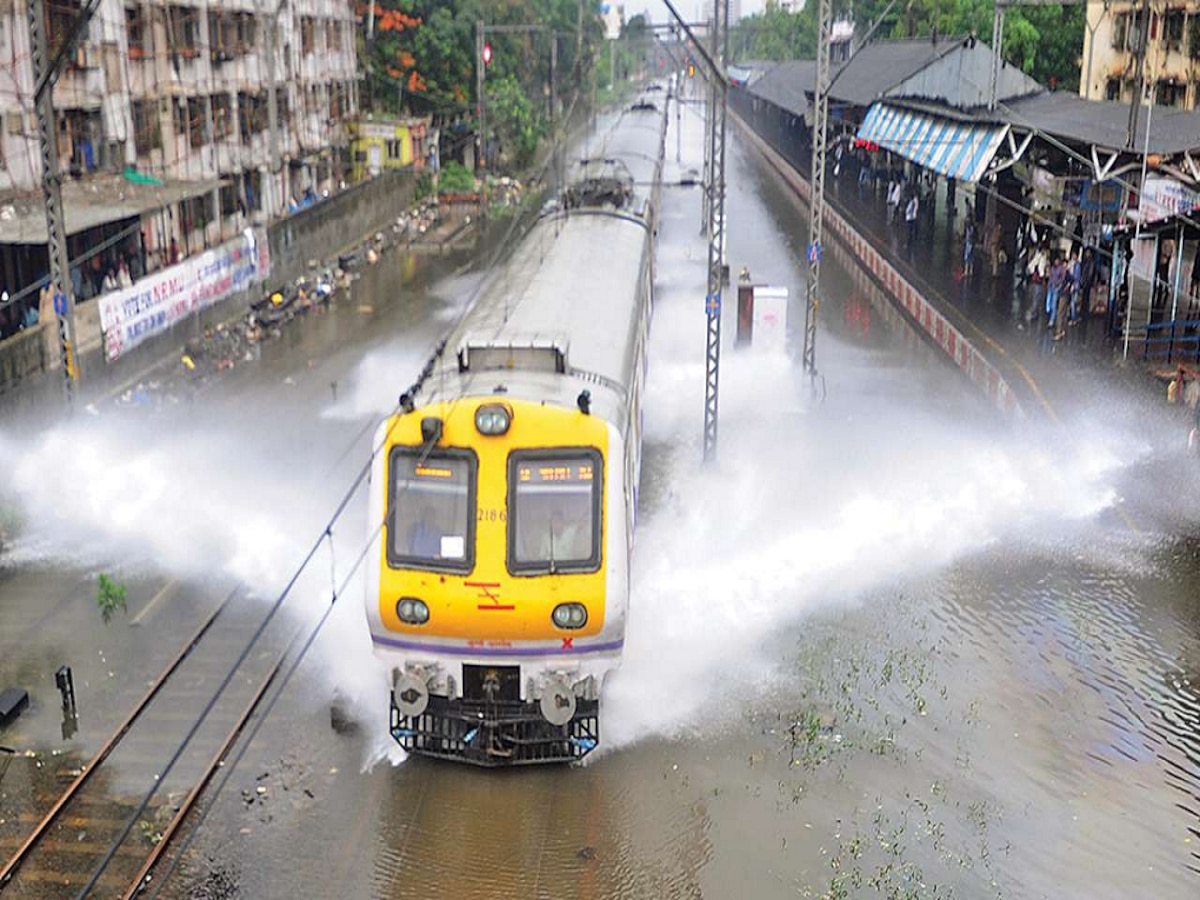 Mumbai News : ठाण्याहून मुंबईच्या दिशेनं येणाऱ्या लोकल रद्द; मुसळधार पावसाचा रेल्वे, रस्ते वाहतुकीला फटका title=