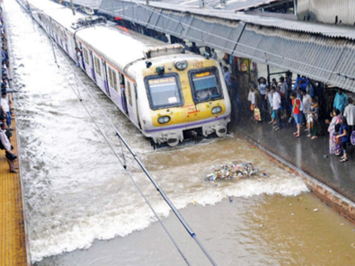 मुंबई- पुणे प्रवास करणाऱ्यांना मुसळधार पावसाचा फटका; 'या' लांब पल्ल्याच्या गाड्या रद्द title=