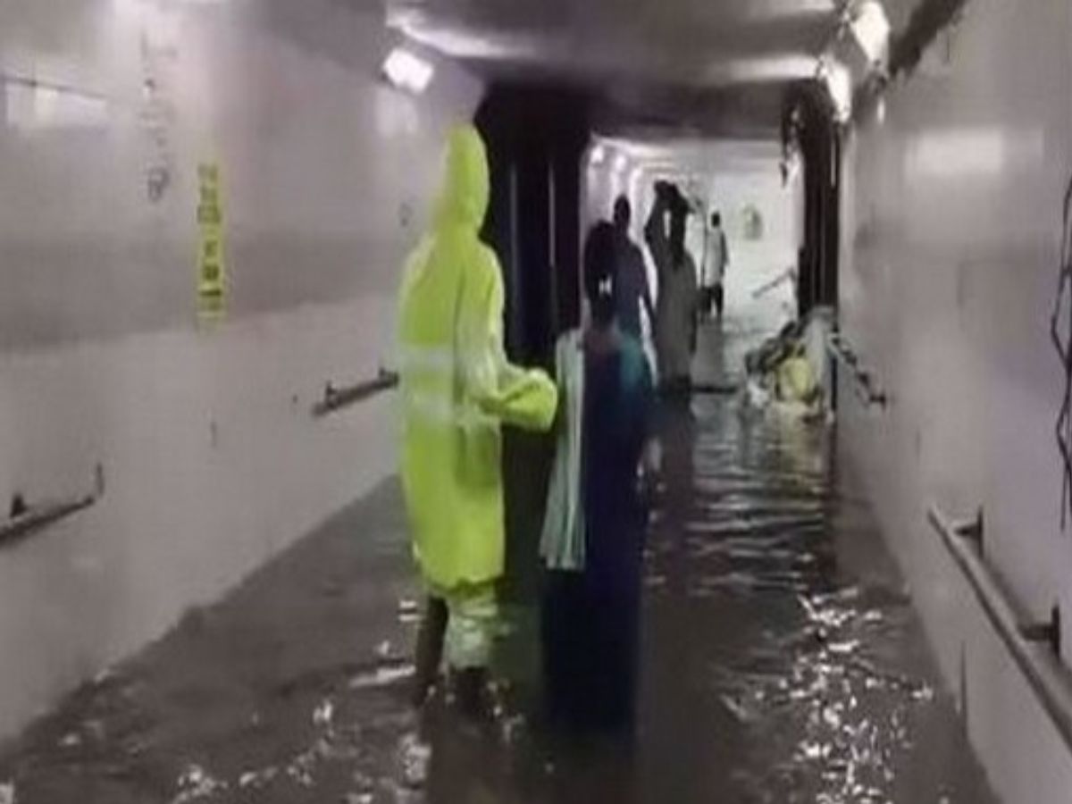 Heavy Rain In Mumbai Suburbs Water Logging Railway Tracks Photos 