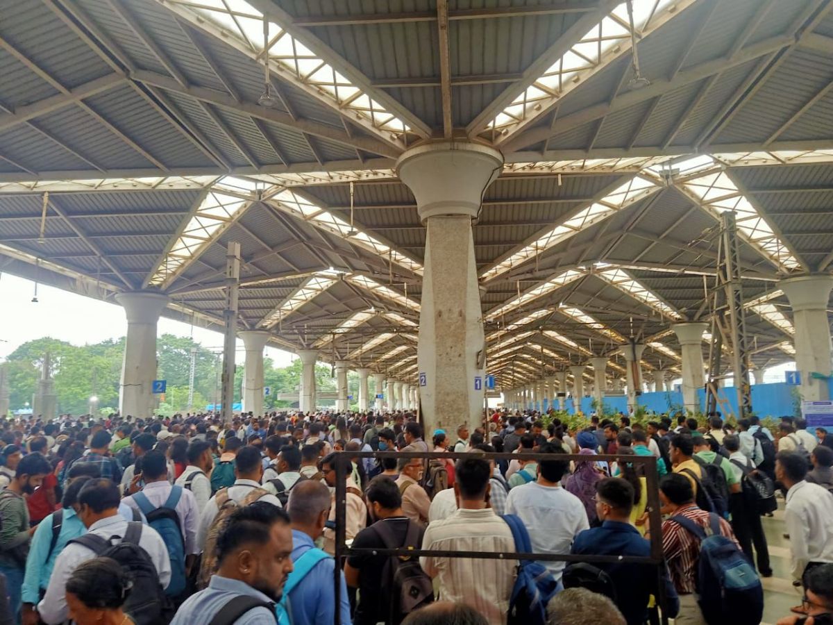 Heavy Rain In Mumbai Suburbs Water Logging Railway Tracks Photos 