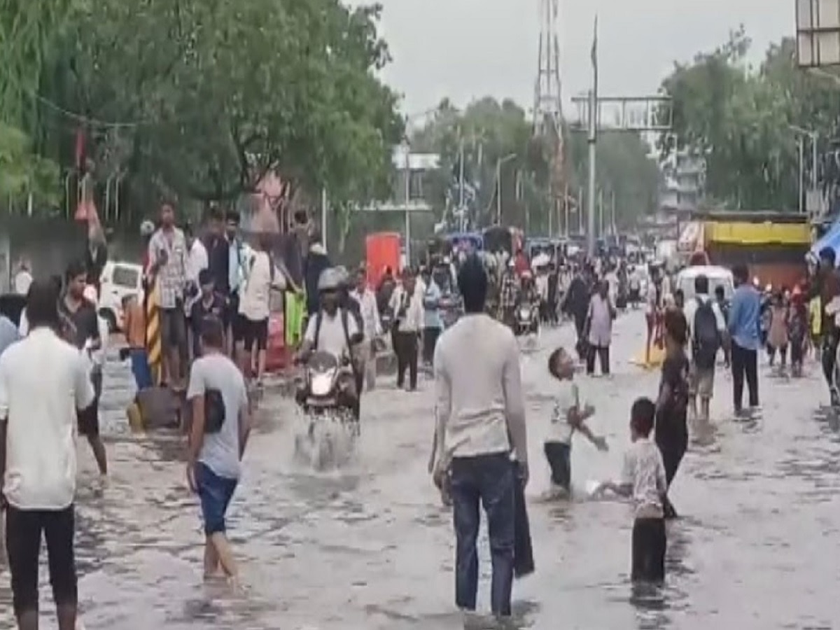 मुंबई, नवी मुंबई, ठाणे, रत्नागिरी, सिंधुदुर्ग जिल्ह्यातील सर्व शाळा, कॉलेजना सुट्टी जाहीर; प्रशासनाचा मोठा निर्णय title=