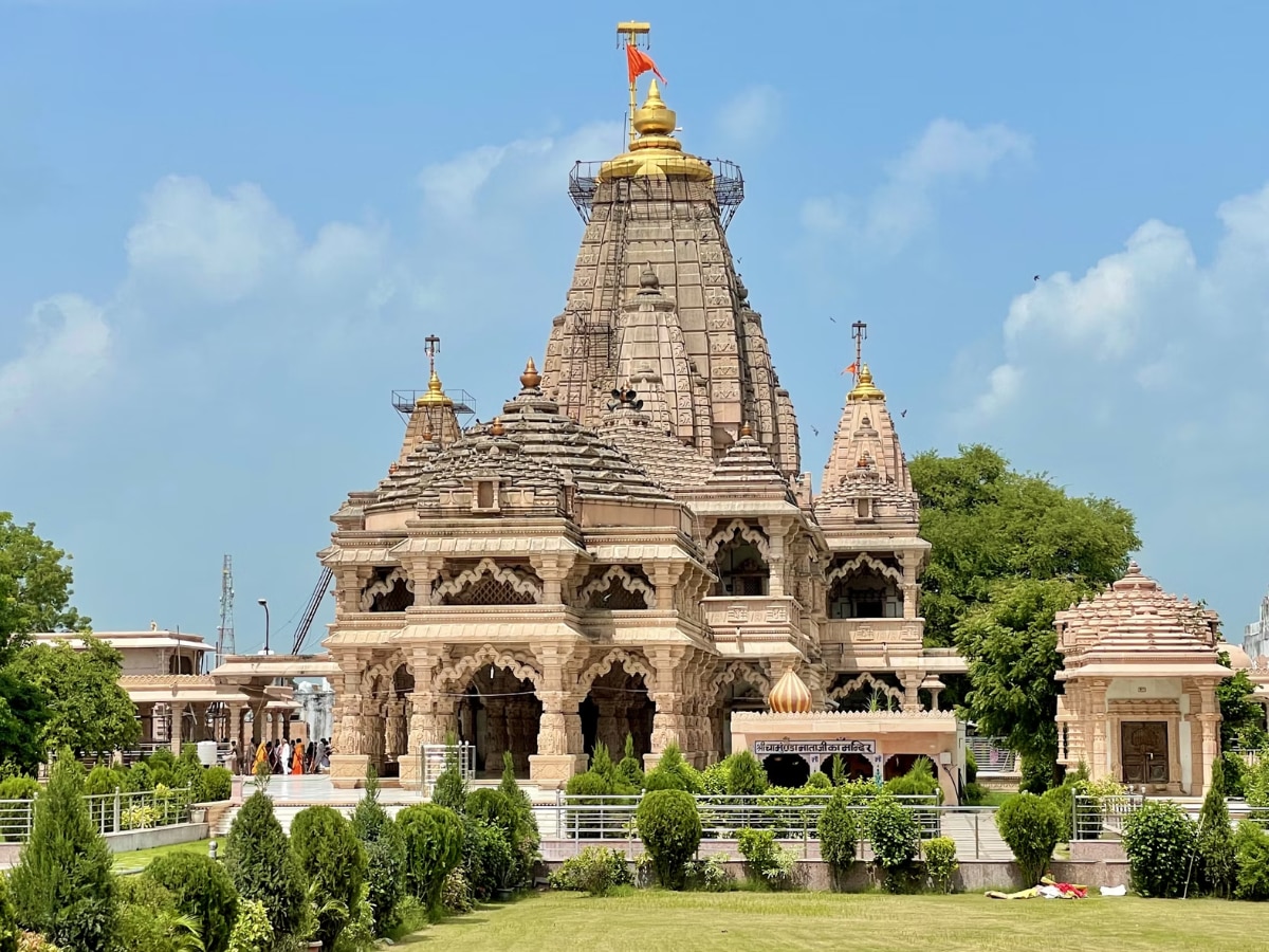 शिर्डी साईमंदिर, बालाजी नव्हे तर ‘या’ मंदिराला भाविकांनी दिलंय भरभरुन दान, 5 टप्प्यात मोजूनही संपेना!