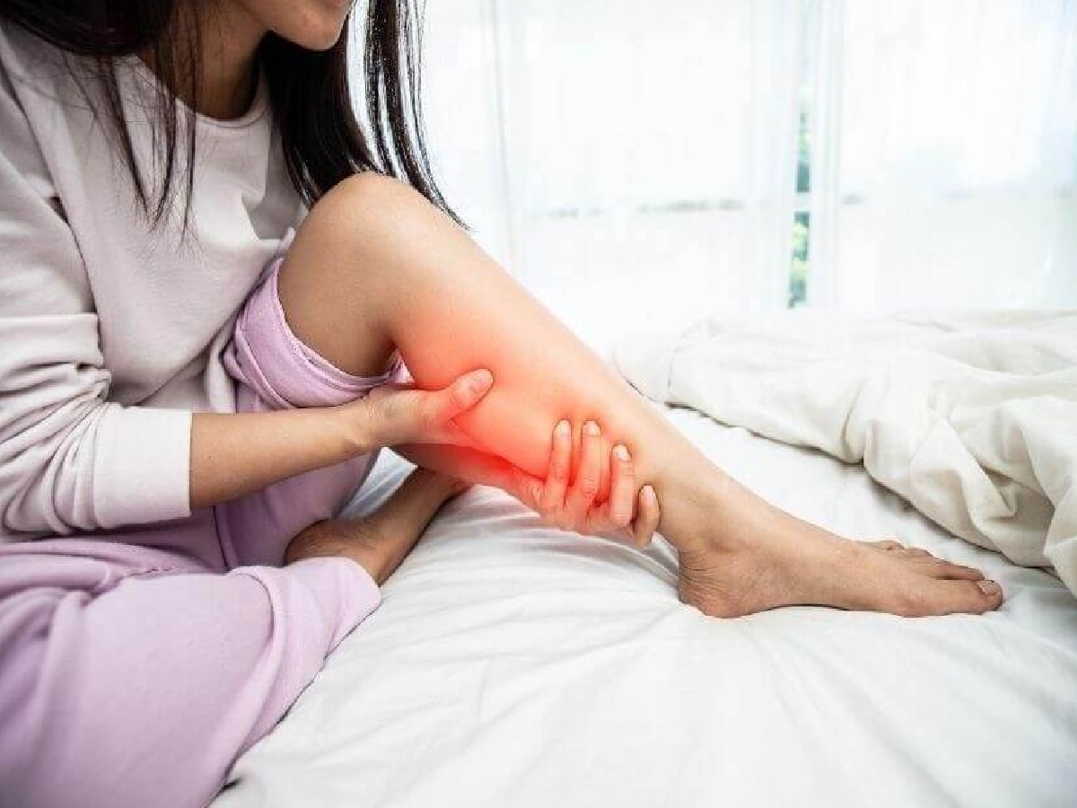 Leg Pain: पायात सतत होतायत वेदना? दुर्लक्ष करू नका असू शकतात 'या' गंभीर समस्या! title=