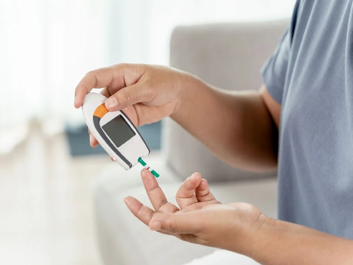 High Blood sugar levels: ब्लड शुगरची पातळी वाढताच दिसून येतील 'ही' लक्षणं; चुकूनही दुर्लक्ष करू नका! title=