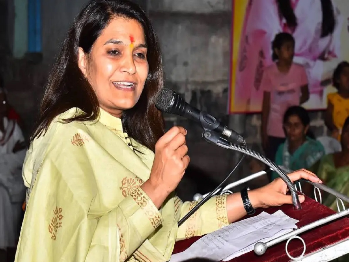 लाडकी बहिण योजनेची पहिल्या लाभार्थी शिंदे गटाच्या भावना गवळी लाडकी बहिण योजनेची पहिल्या लाभार्थी शिंदे गटाच्या भावना गवळी