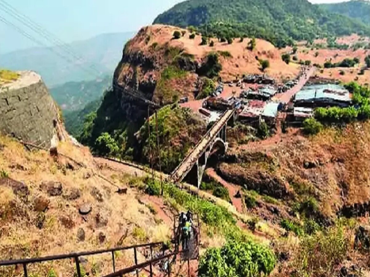 'विशाळगडावरील दंगल सरकार पुरस्कृत, 'करेक्ट कार्यक्रम' करण्याचे मुख्यमंत्र्यांचं रायगडवर विधान' title=