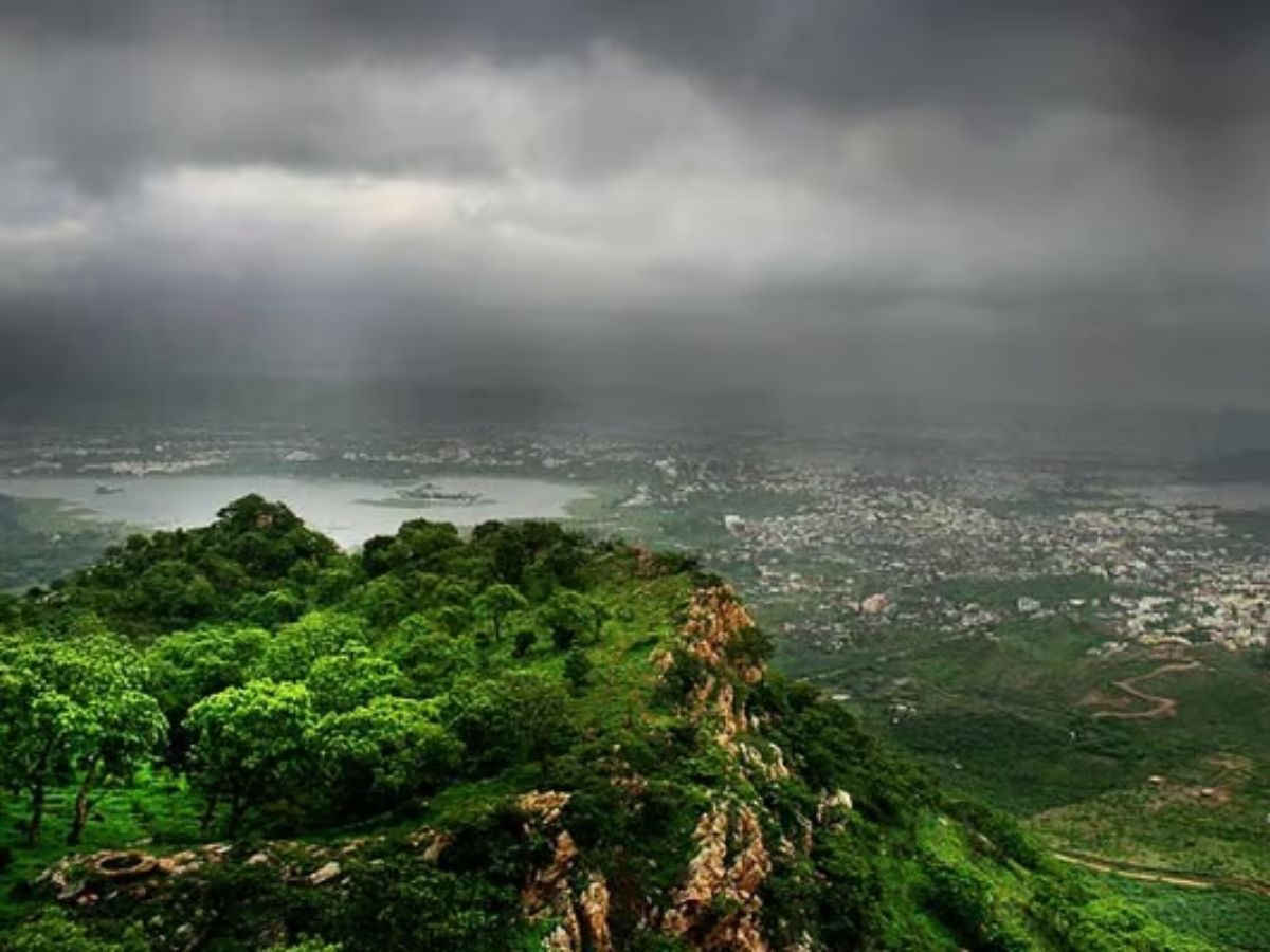 पुढचे तीन दिवस धोक्याचे! महाराष्ट्राला मुसळधार पावसाचा इशारा; 'या' जिल्ह्यांसाठी रेड अलर्ट  title=