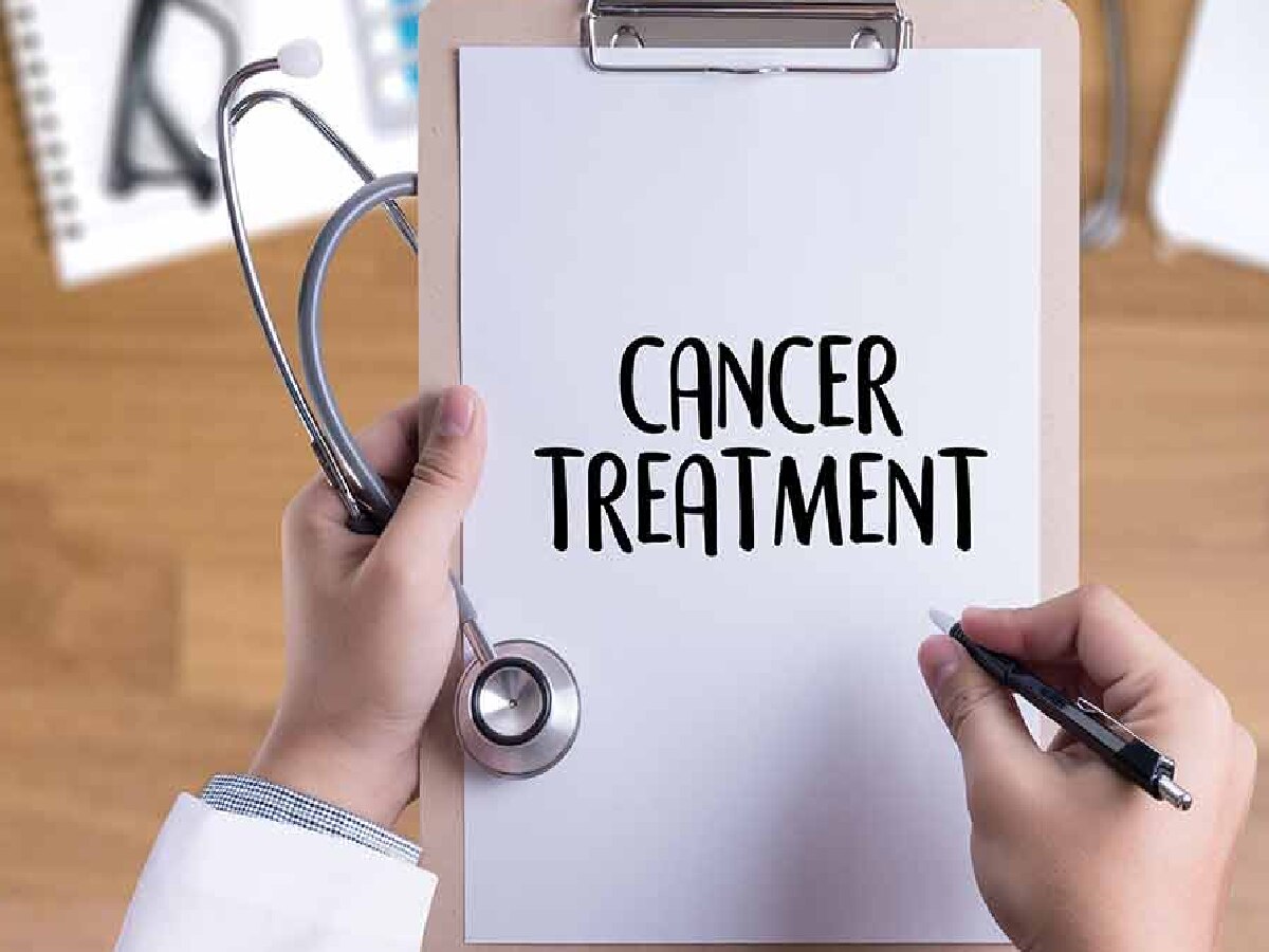 Cancer Treatment Cost: कॅन्सरच्या उपचारांसाठी एकूण किती खर्च येतो? का आहेत इतके महागडे उपचार? title=