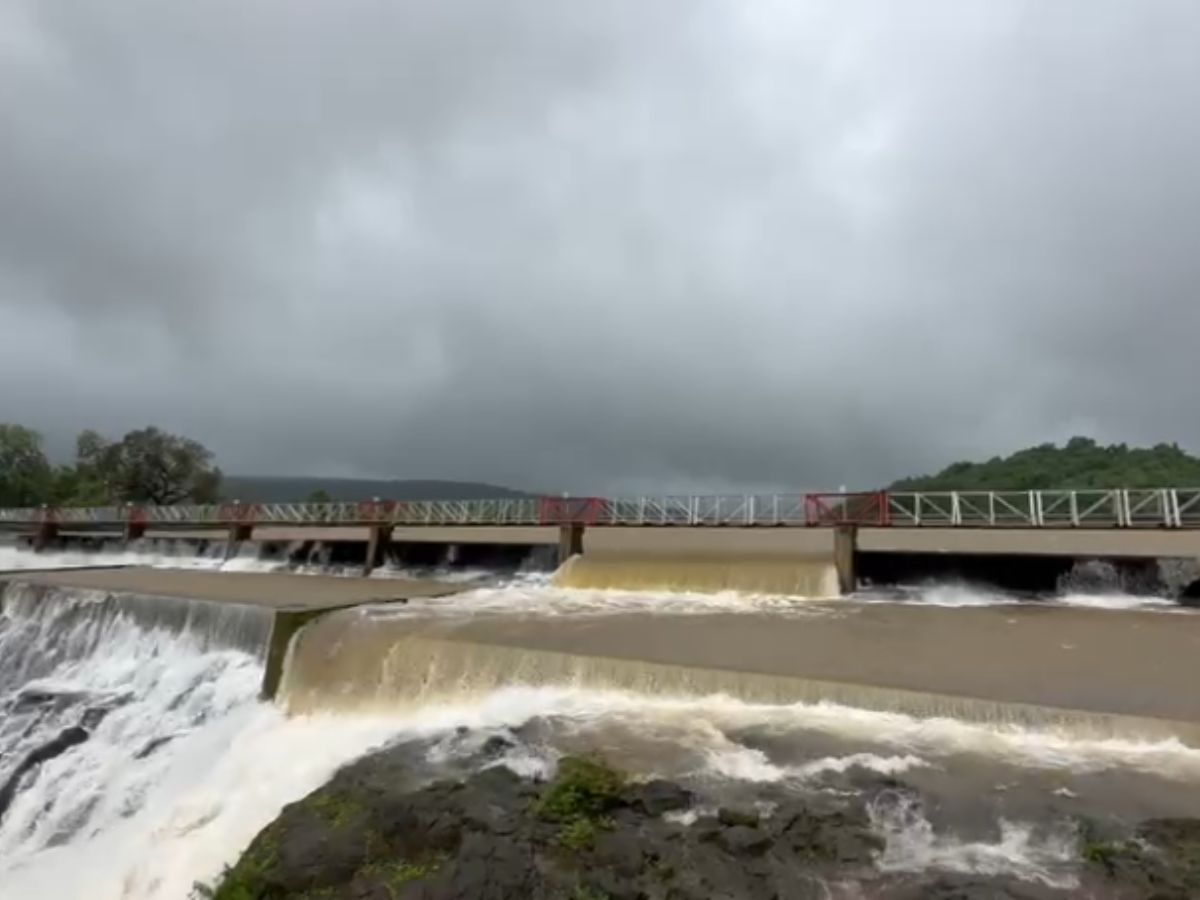 Maharashtra Rain Alert Heavy Rain in Pune Mumbai Thane Raigad Palghar Waterlogging Landslide Latest Photos