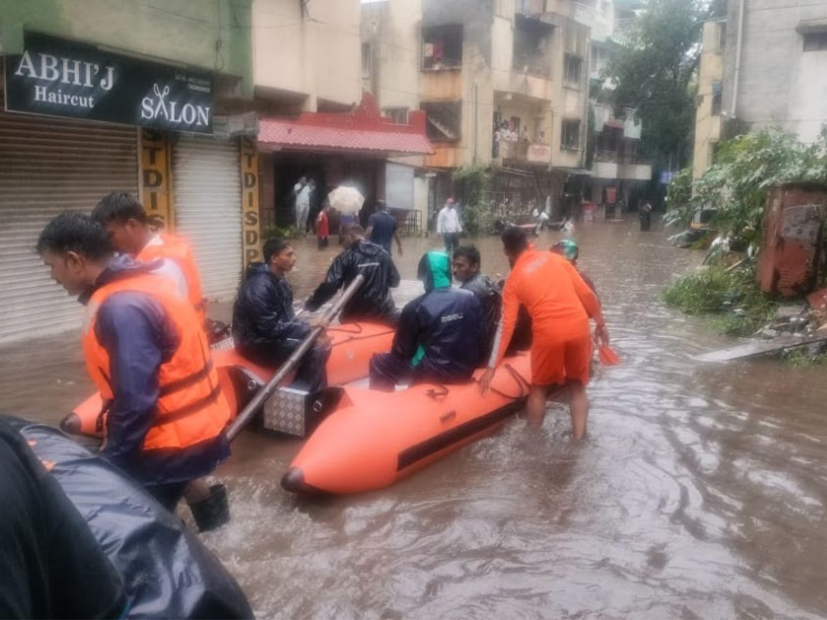 Maharashtra Rain Alert Heavy Rain in Pune Mumbai Thane Raigad Palghar Waterlogging Landslide Latest Photos