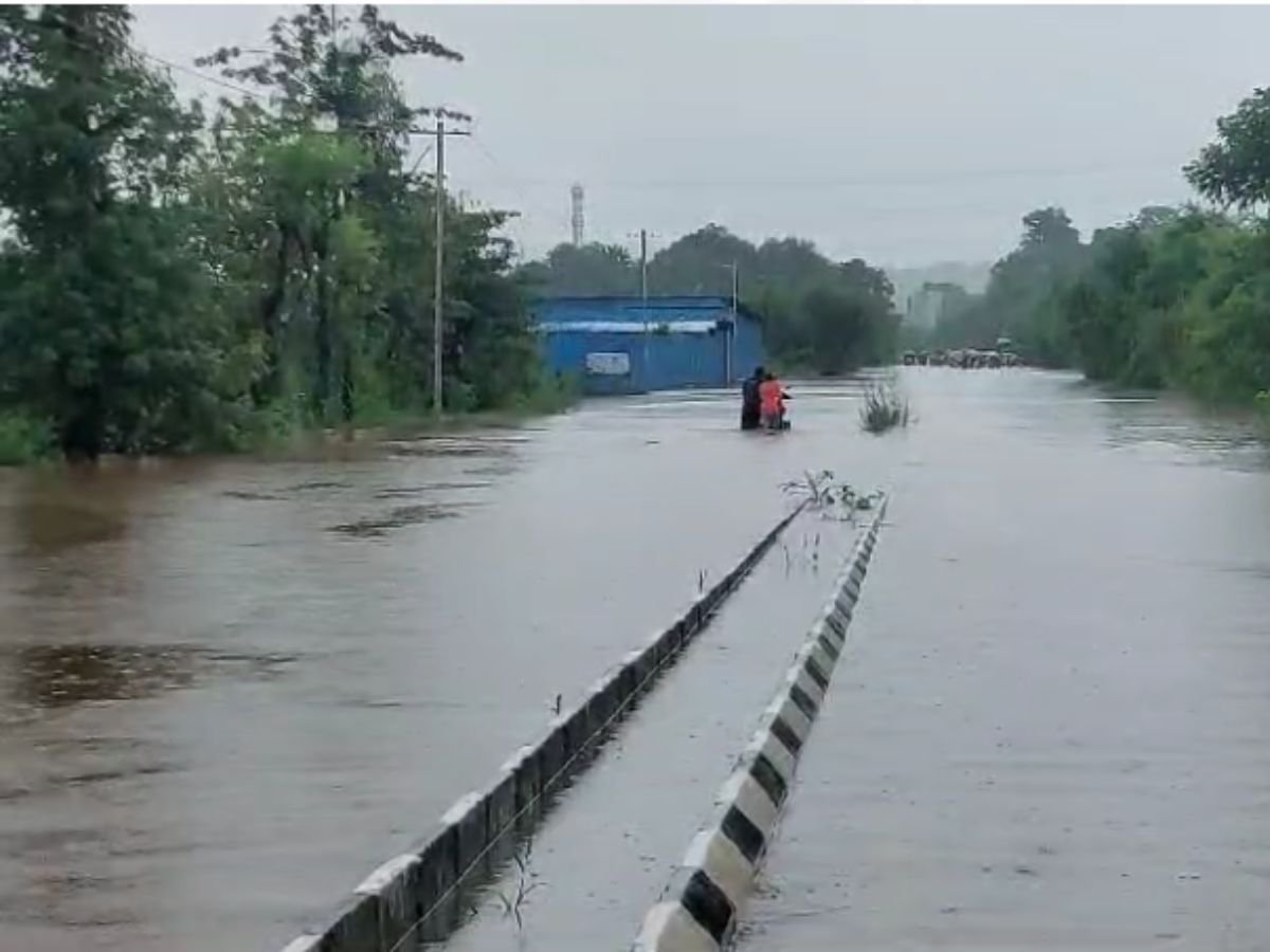 Maharashtra Rain Alert Heavy Rain in Pune Mumbai Thane Raigad Palghar Waterlogging Landslide Latest Photos