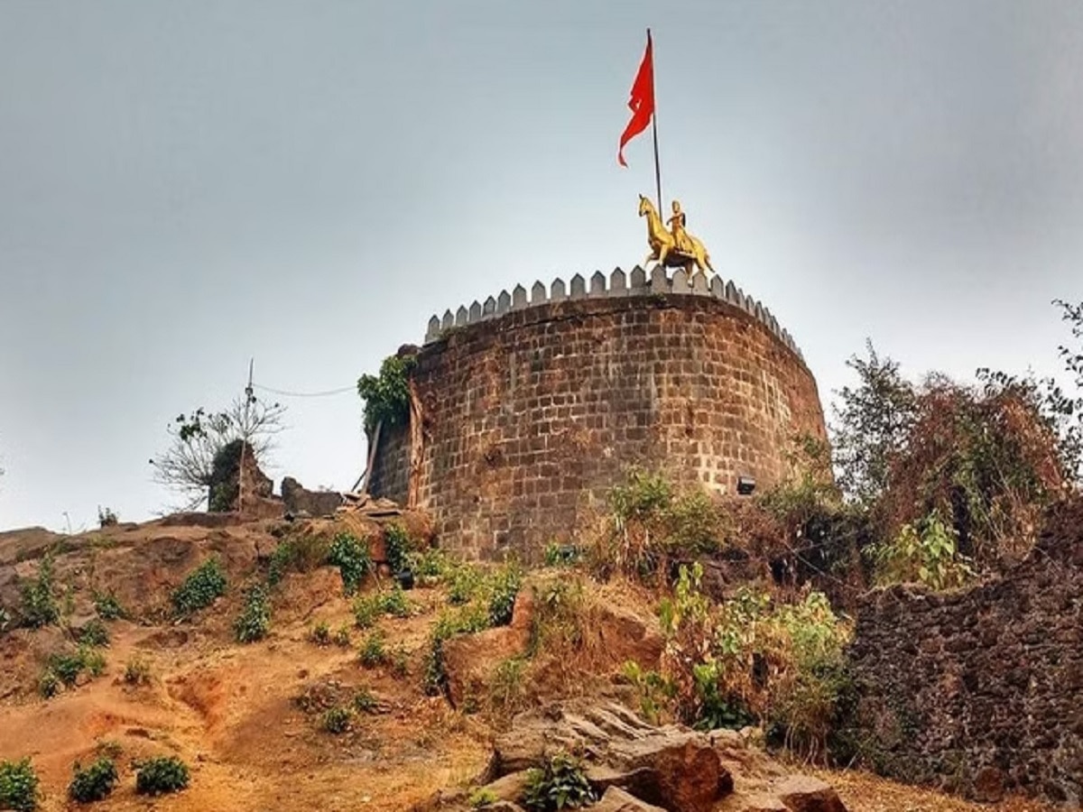 ठाण्यातील 500 वर्ष जुना घोडबंदर किल्ला भाड्याने देण्याचा प्रस्ताव; शिवप्रेमी संतापले title=