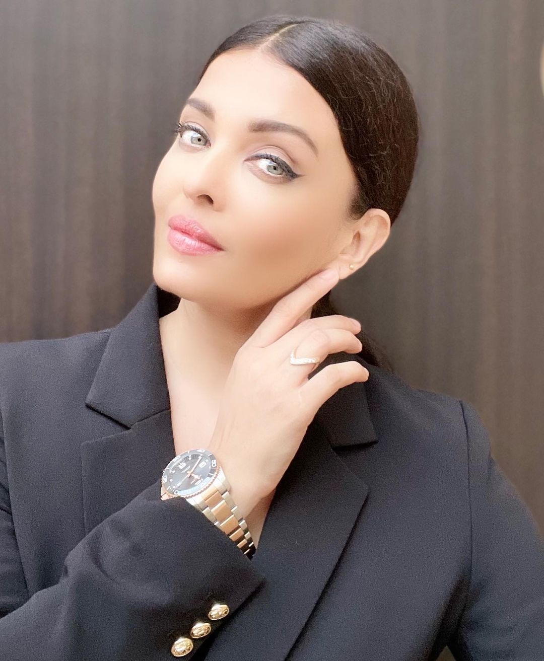 Aishwarya Rai V Shape Ring