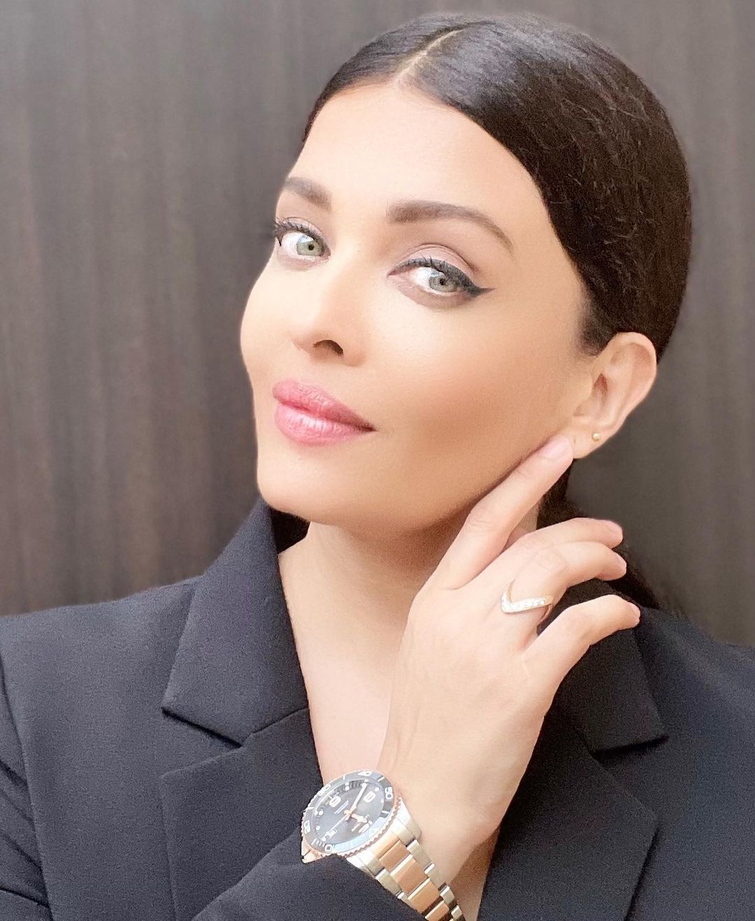 Aishwarya Rai V Shape Ring