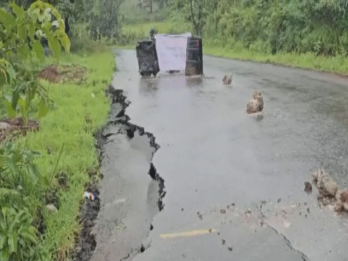 महाराष्ट्रातील प्रसिद्ध ठोसेघर धबधब्याकडे जाणारा घाटरस्ता खचला ...