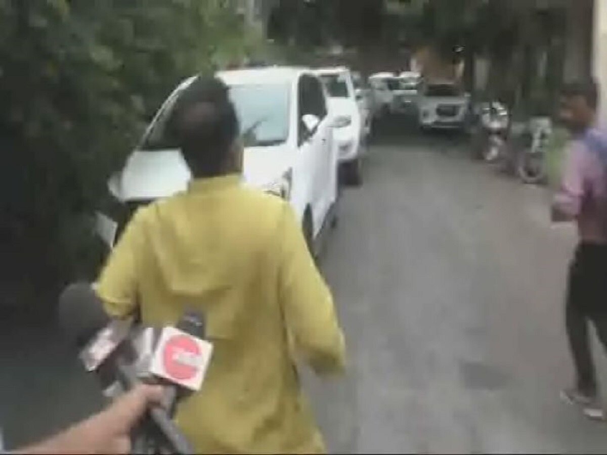 काँग्रेसचे आमदार जितेश अंतापूरकर माध्यमांचे कॅमेरे पाहून पळाले
