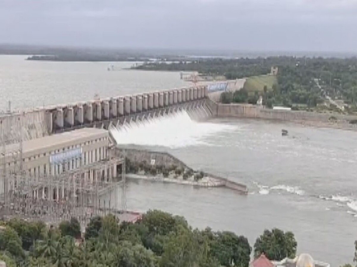 कोल्हापूरच्या बॉर्डरवर असलेल्या अलमट्टी धरणातून 3 लाख क्युसेक पाण्याचा विसर्ग; सांगली डेंजरझोनमध्ये title=